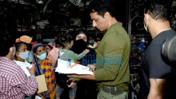 Photos: Sonu Sood snapped meeting fans