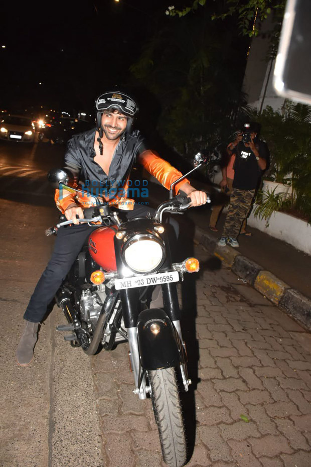 Kartik Aaryan gifts himself Royal Enfield Classic 350 worth Rs. 1.20 lakh, arrives on his bike for his birthday bash 