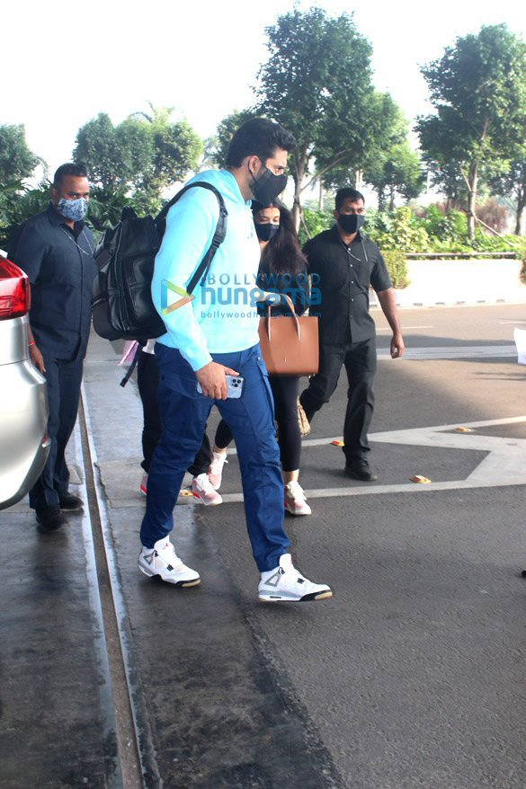 Photos: Abhishek Bachchan, Aishwarya Rai Bachchan, Pooja Hegde and others snapped at the airport Photos: Abhishek Bachchan, Aishwarya Rai Bachchan, Pooja Hegde and others snapped at the airport