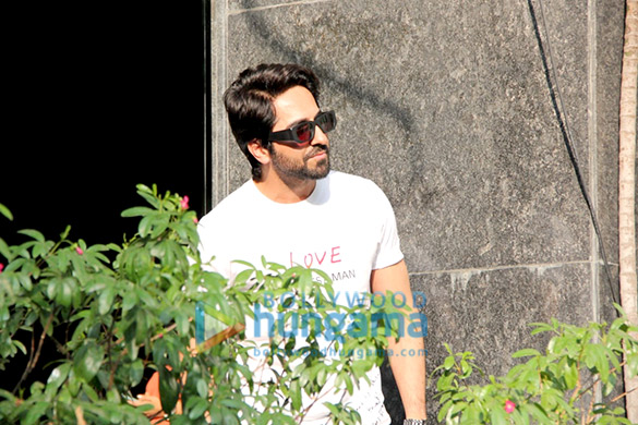 Photos: Ayushman Khurrana snapped in Santacruz Photos: Ayushman Khurrana snapped in Santacruz