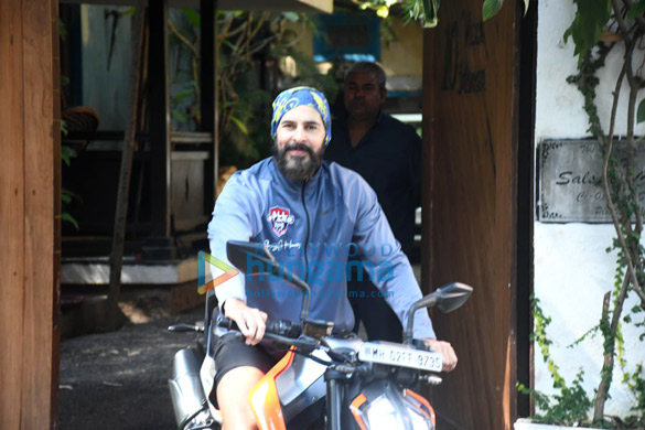 Photos: Dino Morea spotted in Bandra Photos: Dino Morea spotted in Bandra