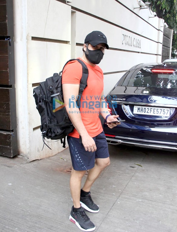 Photos: Emraan Hashmi spotted at the gym in Khar Photos: Emraan Hashmi spotted at the gym in Khar