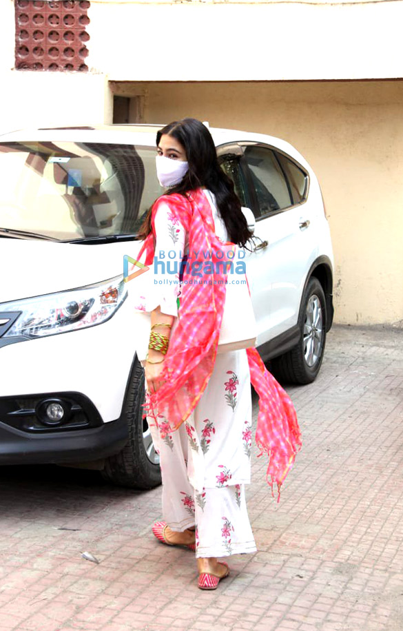Photos: Sara Ali Khan and Tanishaa Mukerji spotted at Plites Photos: Sara Ali Khan and Tanishaa Mukerji spotted at Plites