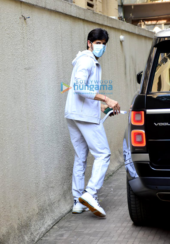 Photos: Sidharth Malhotra spotted at Dharma office in Bandra