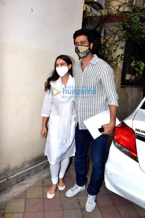 Photos: Vicky Kaushal and Sara Ali Khan snapped in Juhu Photos: Vicky Kaushal and Sara Ali Khan snapped in Juhu