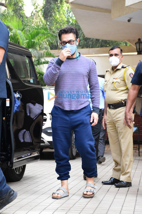 Photos Aamir khan spotted in Bandra (4)