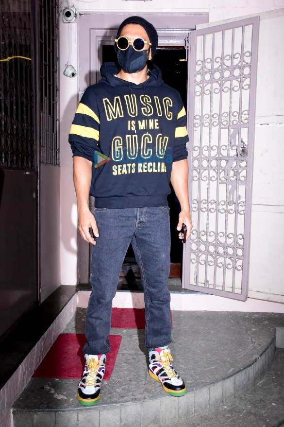 Photos: Ranveer Singh spotted at a dubbing studio in Bandra Photos: Ranveer Singh spotted at a dubbing studio in Bandra