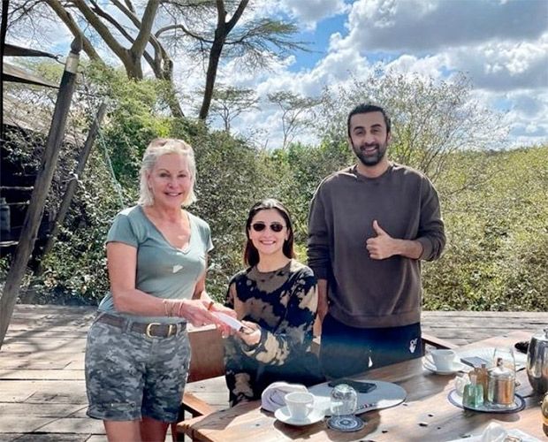 Ranbir Kapoor, Alia Bhatt are all smiles as they accept the special gift on their African safari; see unseen photo : Bollywood News - Vimarsana News