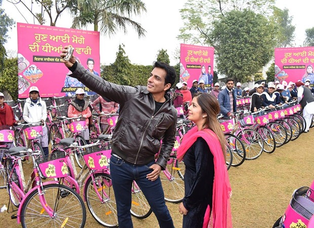 Sonu Sood distributes 1000 bicycles to school students and social workers in his hometown Moga thumbnail