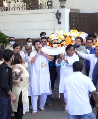Photos: Bappa Lahiri conducts last rites of his father Bappi Lahiri in Mumbai; More celebs attend the funeral