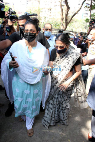 Photos: Kajol, Tanuja, Alka Yagnik and more arrive at Bappi Lahiri’s house to pay respects to the music composer