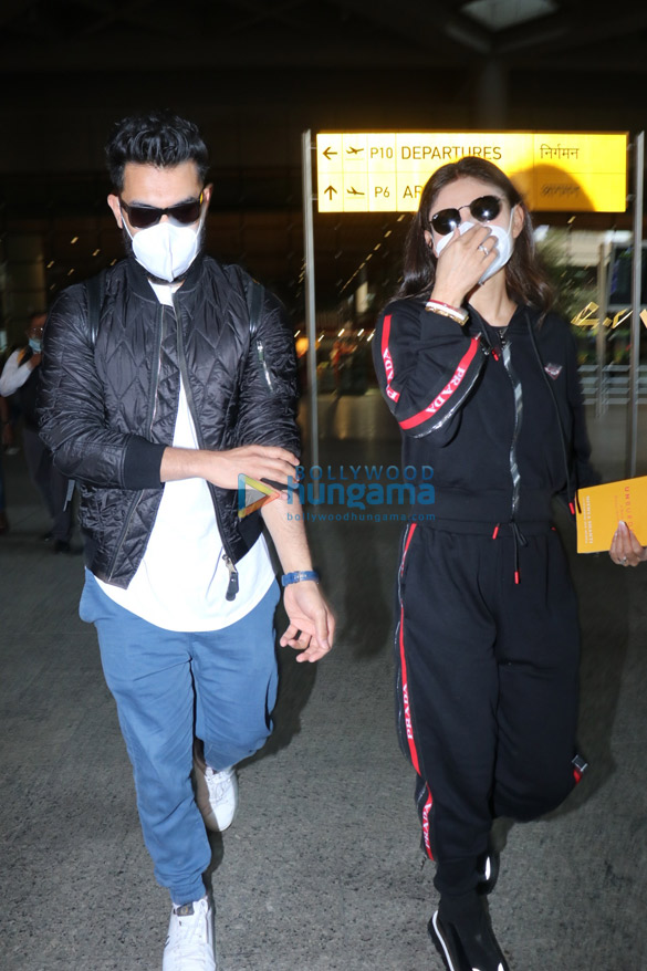 Photos Mouni Roy and her husband spotted at the airport (1)