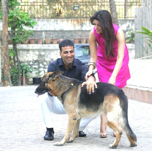 Akshay Kumar and Twinkle Khanna pen heartbreaking notes as their dog Cleo passes away – "Will miss you" : Bollywood News - Vimarsana News
