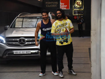 Photos: Varun Dhawan poses for the paparazzi as he hits a gym in Khar