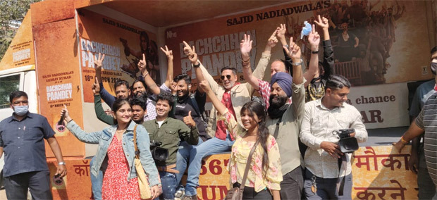 Akshay Kumar flags off Bachchhan Paandey Ki Sawari in Mumbai; truck to travel to Delhi