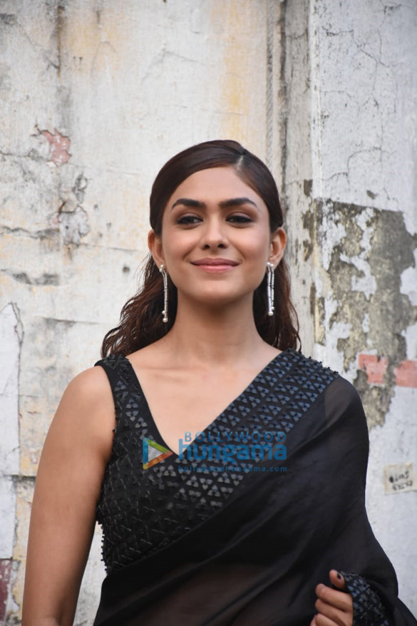 Photos-Mrunal-Thakur-spotted-in-a-black-saree-during-the-promotions-of-her-film-Jersey-2.jpg