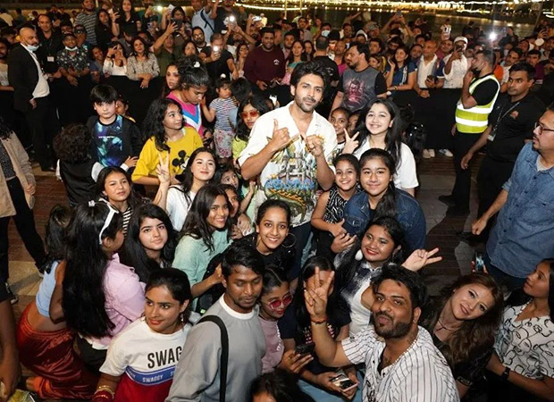 Bhool Bhulaiyaa 2: Kartik Aaryan dances with fans in Dubai 