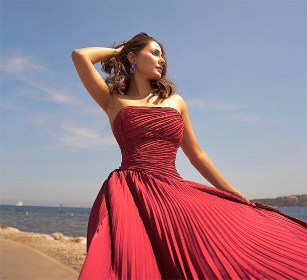 Cannes 2022: Hina Khan makes exquisite appearance in crimson patterned strapless gown at the French Riviera 