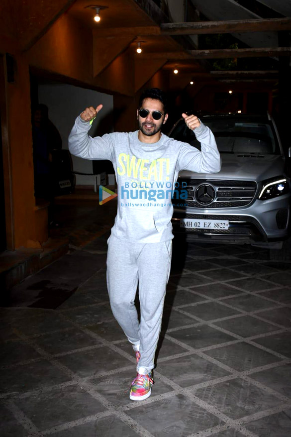 Photos Varun Dhawan does the Jugjugg Jeeyo pose as he gets snapped in the city (2)