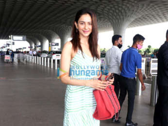 Photos: Esha Gupta, Rakul Preet Singh, Karan Johar and others snapped at the airport