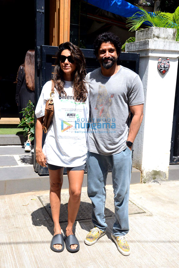 Photos: Farhan Akhtar and Shibani Dandekar with sister Anusha Dandekar snapped in Bandra Photos: Farhan Akhtar and Shibani Dandekar with sister Anusha Dandekar snapped in Bandra