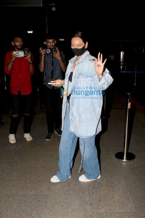 Photos Sonakshi Sinha, Ayushmann Khurrana, Sunny Leone and Karisma Kapoor snapped at the airport (5)