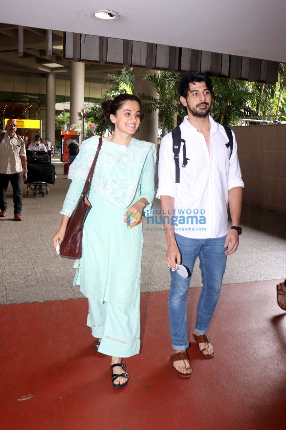 Photos: Do Baaraa team Taapsee Pannu, Pavail Gulati, Anurag Kashyap, Ekta Kapoor spotted at the airport Photos: Do Baaraa team Taapsee Pannu, Pavail Gulati, Anurag Kashyap, Ekta Kapoor spotted at the airport