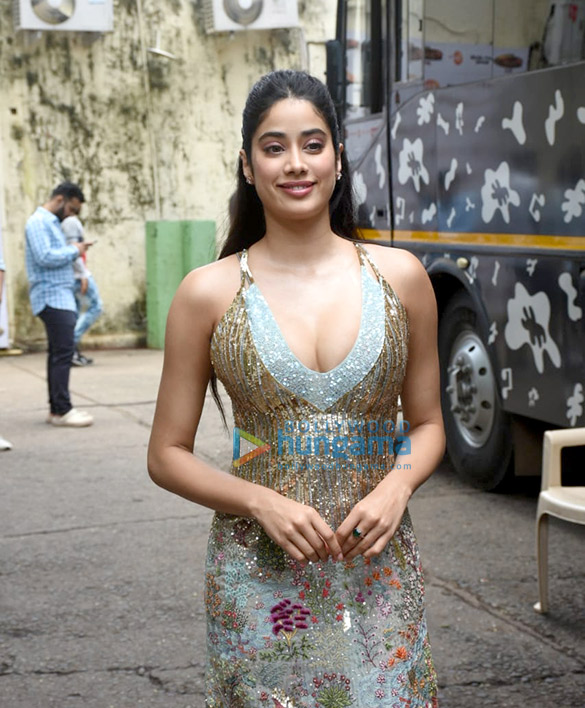 Photos: Janhvi Kapoor snapped promoting Good Luck Jerry on the set of DID Super Moms