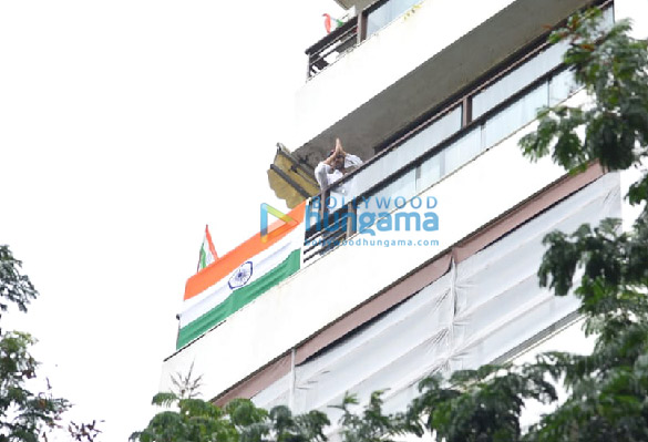 Photos: Kartik Aaryan snapped on his balcony with the Indian tricolour