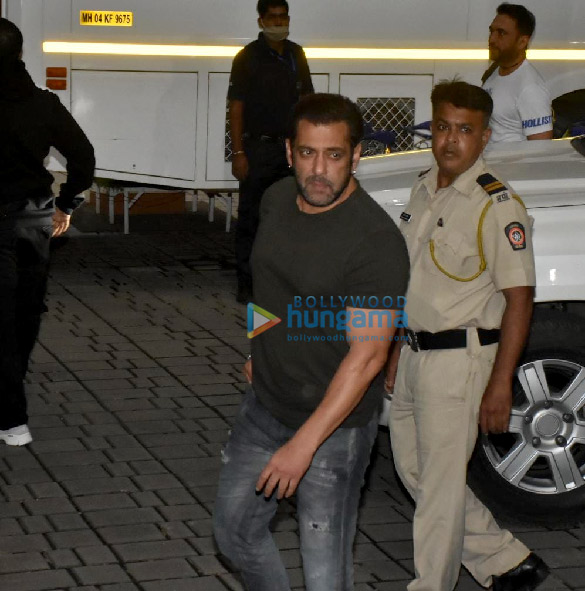 Photos Salman Khan and Pooja Hegde snapped at Kalina Airport (2)