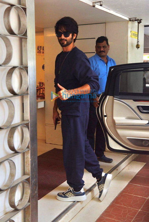 Photos Shahid Kapoor spotted in Khar (1)
