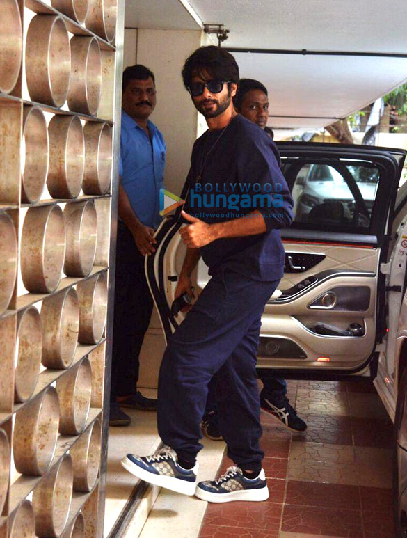 Photos: Shahid Kapoor spotted in Khar Photos: Shahid Kapoor spotted in Khar