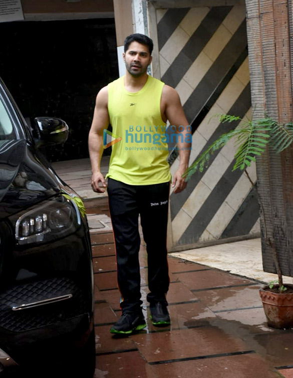Photos Varun Dhawan snapped at the gym (2)