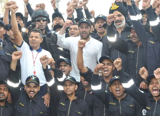 Salman Khan meets the Navy force at INS, Visakhapatnam; spends day with the soldiers : Bollywood News - Vimarsana News