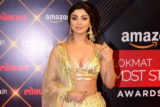 Akanksha Puri flashes her cute dimpled smile for paps