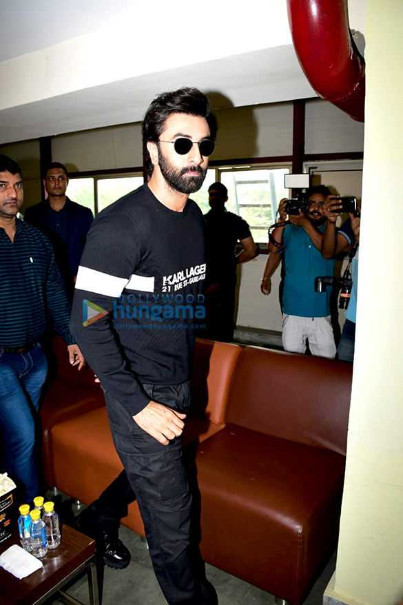 Photos Ranbir Kapoor And Ayan Mukerji Snapped Interacting With Fans ...